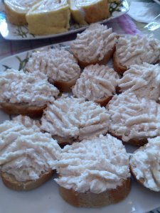 Crostini con crema di pollo e cipolline