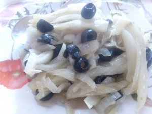 Finocchi con cipolle e olive cotti in padella