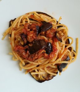 Spaghetti con pelato, tonno e melanzane